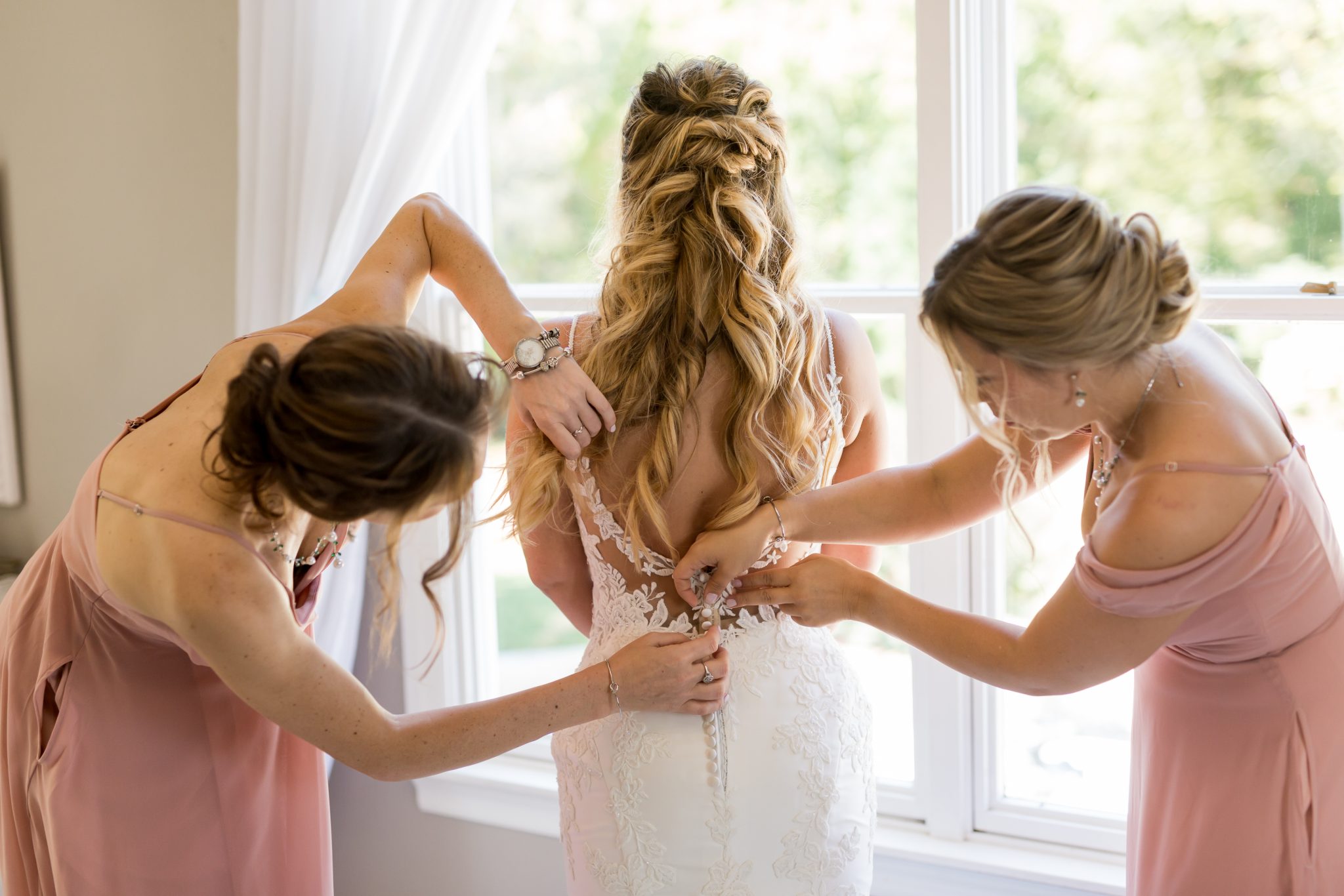 velvet-pearls-and-champagne-tones-the-2026-bridal-color-palettes